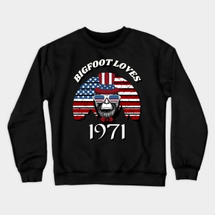 Bigfoot loves America and People born in 1971 Crewneck Sweatshirt